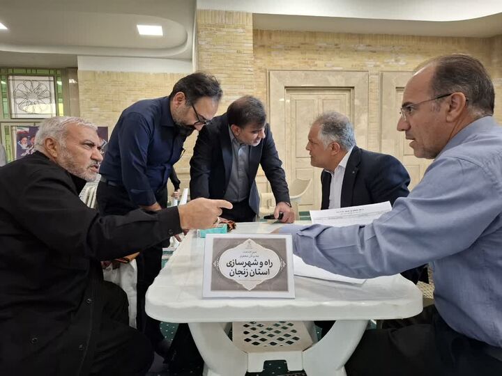 ویدئو|میز خدمت اداره کل راه و شهرسازی استان زنجان در مصلای نماز جمعه زنجان