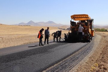 ویدیو|️ عملیات بهسازی و روکش آسفالت راه روستایی علی آباد حاتمی در شهرستان هرسین، استان کرمانشاه به طول ۳/۳ کیلومتر