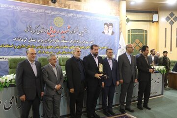 ویدیو | مراسم بیستمین جشنواره شهید رجایی، که طی آن اداره‌کل راهداری و حمل‌ و نقل جاده‌ای استان کرمانشاه به‌عنوان دستگاه برتر استان معرفی و از تلاش‌های یزدان خسروی مدیرکل راهداری و حمل و نقل جاده ای استان کرمانشاه تقدیر شد.دریافت لوح افتخار؛ حاصل همدلی، برنامه‌ریزی دقیق و تلاش شبانه‌روزی کارکنان خدوم اداره کل راهداری و حمل و نقل جاده ای استان کرمانشاه است.