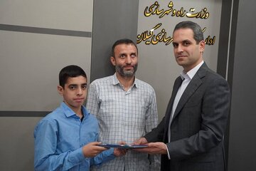 تجلیل از همکار روشندل