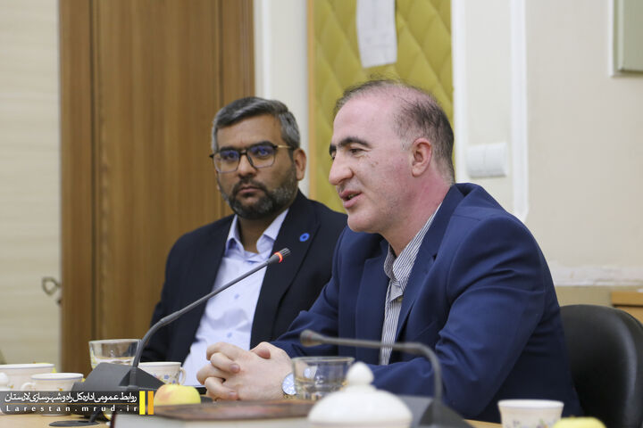 نشست جمعبندی مصوبات سفر رئیس سازمان مدیریت و برنامهریزی استان فارس به لارستان برگزار شد سفر رییس سازمان مدیریت و برنامه ریزی استان فارس به حوزه استحفاظی اداره کل راه وشهرسازی لارستان با محوریت بررسی پروژه های عمرانی این اداره کل