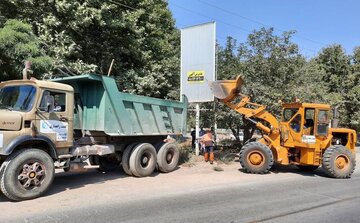 جمع آوری تابلوهای غیر مجاز نصب شده در جاده های استان تهران
