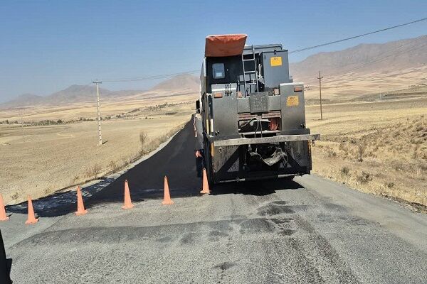 آغاز عملیات روکش آسفالت میکروسرفیس در محور روستایی گندمینه الیگودرز روکش آسفات