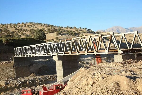 نصب عرشه فلزی پل دوآب شهرستان چگنی در استان لرستان عرشه پل