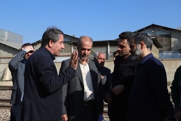 بازدید معاون وزیر راه و شهرسازی و مدیرعامل شرکت بازآفرینی شهری ایران، مدیرکل راه و شهرسازی استان البرز، نماینده مردم کرج در مجلس شورای اسلامی و شهردار گرمدره از 120 پلاک ریزدانه حاشیه راهآهن گرمدره