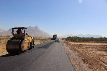 ویدیو| عملیات بهسازی و روکش آسفالت راه روستایی گاو پناه در محور کرمانشاه به بیستون بطول ۷/۵ کیلومتر در حوزه شهرستان کرمانشاه