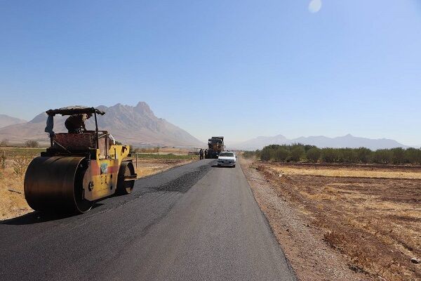 ویدیو| عملیات بهسازی و روکش آسفالت راه روستایی گاو پناه در محور کرمانشاه به بیستون