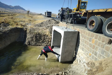 ببینید | نصب باکس با دهانه ۲.۵ متر جهت تعریض پل و رمپ در فارسینج محور سنقر به صحنه استان کرمانشاه