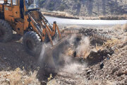 ببینید | تنقیه و پاک‌سازی دهانه ورودی آبروهای مسدود شده جهت آمادگی راهداری زمستانی در محور جوانرود به پلنگانه استان کرمانشاه
