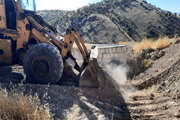 ببینید | تنقیه و پاک‌سازی دهانه ورودی آبروهای مسدود شده جهت آمادگی راهداری زمستانی در محور جوانرود به پلنگانه استان کرمانشاه