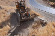 ببینید | تنقیه و پاک‌سازی دهانه ورودی آبروهای مسدود شده جهت آمادگی راهداری زمستانی در محور جوانرود به پلنگانه استان کرمانشاه