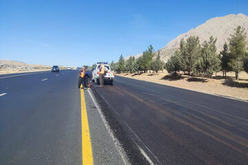 ببینید | عملیات ایمن سازی مقطع در حال روکش آسفالت با نصب سیلندر ترافیکی در محور روانسر به پاوه استان کرمانشاه