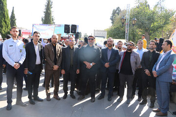 ببینید| حضور مدیران و کارکنان اداره کل راه و شهرسازی استان فارس در راهپیمایی یوم الله ۱۳ آبان