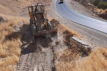 ببینید | تنقیه و پاک‌سازی دهانه ورودی آبروهای مسدود شده جهت آمادگی راهداری زمستانی در محور جوانرود به پلنگانه استان کرمانشاه