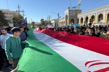 ببینید |حضور مدیرکل و همکاران راه و شهرسازی استان کرمانشاه در راهپیمایی مبارزه با استکبار 13 آبان