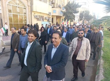 ببینید| حضور پرشور مدیرکل و کارکنان اداره‌کل راه و شهرسازی سیستان و بلوچستان در راهپیمایی یوم‌الله ۱۳ آبان‌ماه