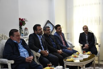 ببینید | دیدار مشاور وزیر راه در امور ایثارگران با خانواده شهدا در سمنان