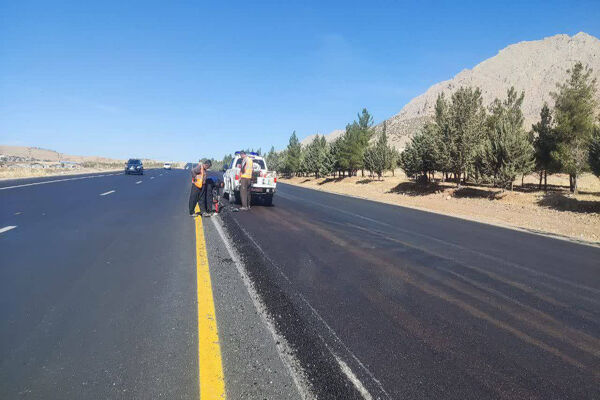 ببینید | عملیات ایمن سازی مقطع در حال روکش آسفالت با نصب سیلندر ترافیکی در محور روانسر به پاوه استان کرمانشاه