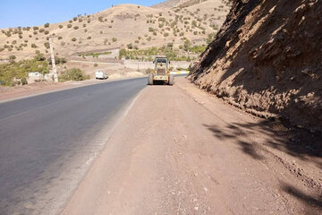 ببینید | تیغه زنی و تسطیح شانه در محور پاوه به نودشه استان کرمانشاه