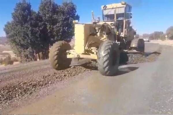 ویدیو|تسطیح، رگلاژ وآماده سازی جهت آسفالت راه روستایی ناوه ازتوابع بخش ننور توسط اداره راهداری شهرستان بانه