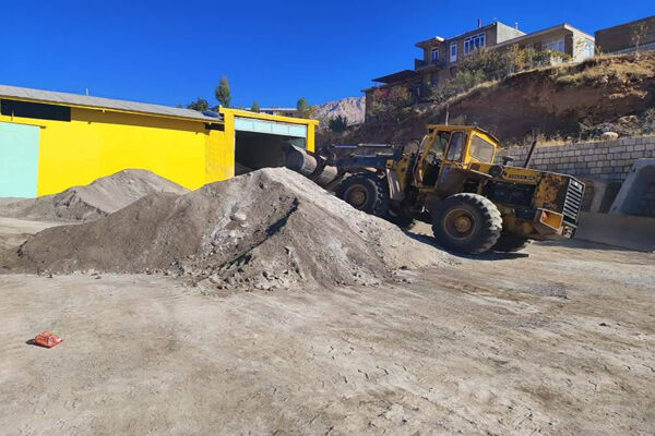 ببینید |دپو کردن نمک برای آمادگی و اجرای عملیات نمک‌پاشی و یخ زدایی زمستانی شهرستان پاوه استان کرمانشاه