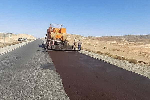 دو کیلومتر از محور یزد - طبس بهسازی شد/ بهره‌گیری از «اسلاری سیل» برای افزایش عمر جاده