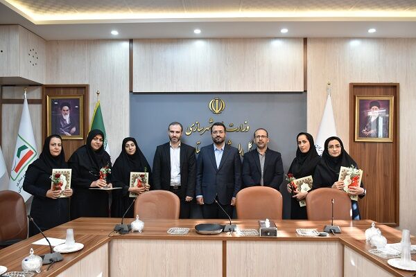 ببینید | تجلیل مدیرکل راه و شهرسازی استان سمنان از بانوان شرکت کننده در نخستین المپیاد فرهنگی-ورزشی