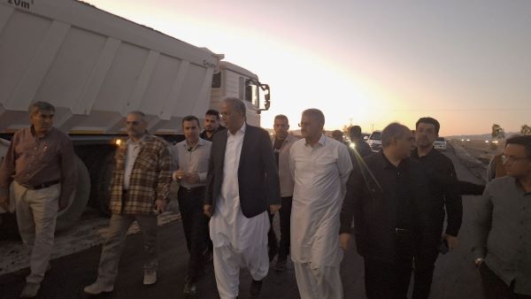 ببینید| بازدید استاندار و مدیر کل راه و شهرسازی سیستان و بلوچستان از عملیات ساخت بزرگراه زاهدان-خاش