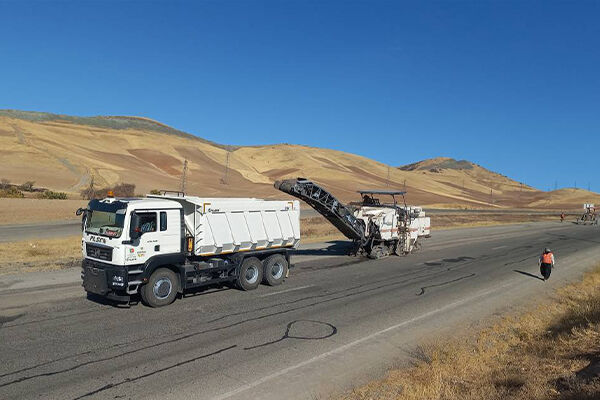 ببینید|عملیات تراش لایه‌های خراب رویه آسفالت، لکه گیری و روکش محور سقز _ دیواندره کردستان (گردنه فیلان طاقی به طرف روستای جنیان )
