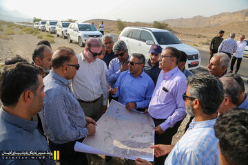 ببینید بازدید مدیرکل منطقه جنوب شرکت ساخت و توسعه زیربناهای حمل‌ونقل کشور از مراحل مختلف اجرای پروژه‌های توسعه‌ای و تکمیل باند دوم محور ارتباطی لار–بستک