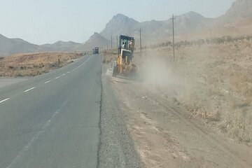 اجرای بیش از ۲ هزار کیلومتر شانه سازی و اصلاح شیب شیروانی در محورهای استان کرمان