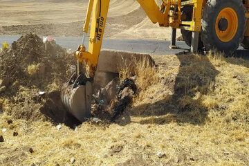 ببینید| تنقیه آبروها، پاک‌سازی دهانه ورودی وخروجی آبروها در محور هرسین به چشمه کبود استان کرمانشاه