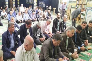 ببینید| برگزاری میز خدمت در مصلی باغملک با حضور مدیرکل راه و شهر سازی خوزستان