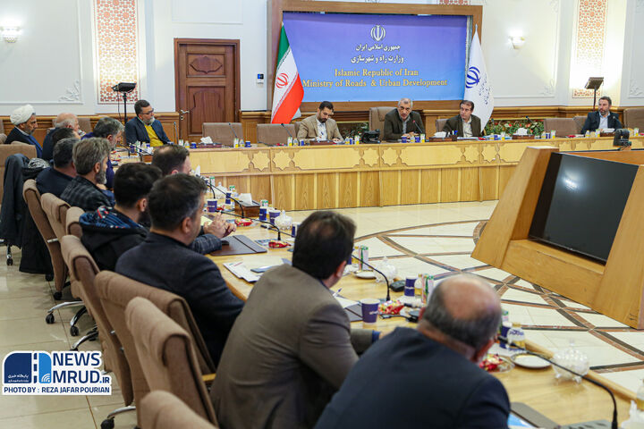 ببینید |جلسه مشترک اعضای شورای مرکز و فرماندهان پایگاه‌های مرکز بسیج و وزارت راه و شهرسازی و بنیاد مسکن