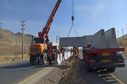 ببینید| عملیات ایمن سازی محور هرسین به سه راهی هرسین با نصب ۱۲۰۰متر جدا کننده نیوجرسی استان کرمانشاه