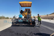 ببینید| عملیات بهسازی و روکش آسفالت محور شریانی چهارزبر به کوزران به طول ۱۲.۷ کیلومتر استان کرمانشاه