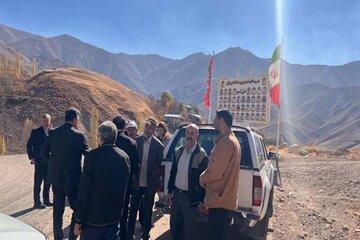 ببینید/بازدید میدانی دکتر حدادی نماینده مجلس شورای اسلامی بهمراه  سرپرست اداره کل راهداری و حمل و نقل جاده‌ای استان البرز و فرماندار شهرستان طالقان از محورهای روستایی طالقان