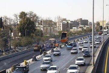 ویدیو|عملیات آسفالت پروژه تعریض لاین جنوبی آزاد راه کرج-تهران حدفاصل پل استاندارد تا پل فردیس
