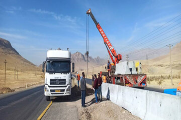 ببینید| عملیات ایمن سازی محور هرسین به سه راهی هرسین با نصب ۱۲۰۰متر جدا کننده نیوجرسی استان کرمانشاه