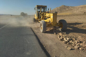 ببینید| عملیات تعریض، تسطیح و شانه جاده در راه روستایی شیان محور اسلام آبادغرب به کرمانشاه
