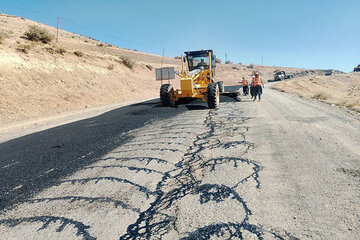 ببینید| عملیات بهسازی و روکش آسفالت محور کشکمیر شهرستان سنقر و کلیایی استان کرمانشاه