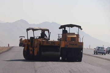 ویدیو | عملیات بهسازی و روکش آسفالت محور روانسر به سه راهی بیا شوش بطول ۱۰.۵ کیلومتر