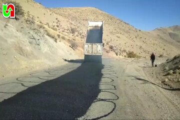 ️ ویدیو | تداوم عملیات پخش، تسطیح، رگلاژ و تراکم آسفالت گرم در مقاطع تخریب شده محور سنقر به کامیاران کرمانشاه