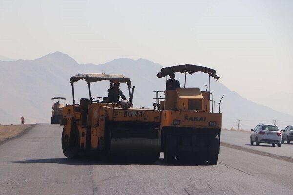 ویدیو | عملیات بهسازی و روکش آسفالت محور روانسر به سه راهی بیا شوش بطول ۱۰.۵ کیلومتر