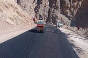 ببینید|️ادامه عملیات بهسازی و آسفالت محور روستایی آزادبر از توابع جاده کرج کندوان