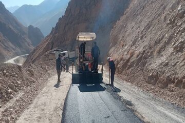 ببینید|️ادامه عملیات بهسازی و آسفالت محور روستایی آزادبر از توابع جاده کرج کندوان