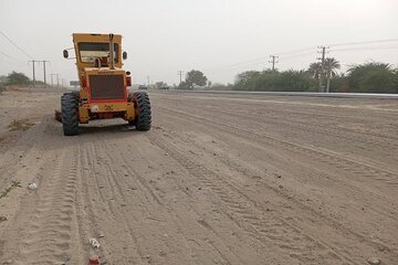 تسطیح و پاکسازی شانه و حاشیه راه محور میناب – سیریک