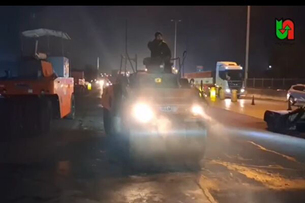 ویدیو| اجرای عملیات شبانه روکش آسفالت آزادراه کرج- تهران محدوده پایانه شهید کلانتری