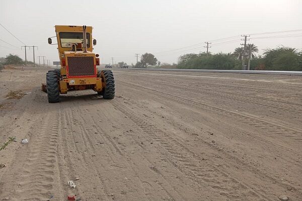 تسطیح و پاکسازی شانه و حاشیه راه محور میناب – سیریک