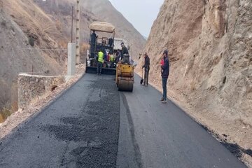 ببینید| ادامه عملیات آسفالت محور روستایی کلارود-گشنادر از توابع جاده کرج- کندوان